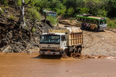 OMO VALLEY, ETHIOPIA - 4 Şubat 2020: Kamyon Etiyopya, Kizo Nehri 'ni geçiyor