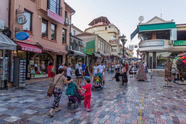 OHRID, NORTH MACEDONIA - 7 Ağustos 2019: Kuzey Makedonya 'nın Ohri kentindeki yaya caddesi