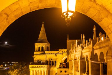 BUDAPEST, HUNGARY - 14 Ağustos 2019: Budapeşte, Macaristan 'daki Budapeşte kalesindeki Balıkçı Kalesi' nin Akşam Görüşü