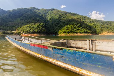Nam Ou 5 deposundaki tekne Laos.