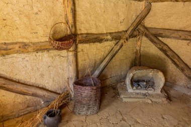 Kemikler Körfezi 'ndeki ev, tarih öncesi yerleşim yeri, Kuzey Makedonya' nın Ohri Gölü 'ndeki bronz çağ yerleşiminin yeniden inşası