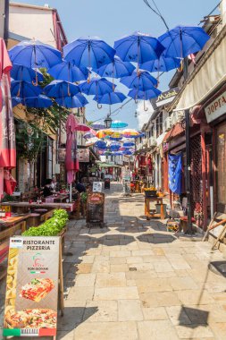 ÜSKÜP, NORTH MACEDONIA - 9 Ağustos 2019: Üsküp, Kuzey Makedonya 'nın Charshija (Pazar) semtinde şemsiyeli sokak