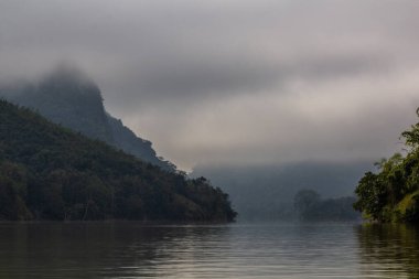 Sabah sisli Nam Ou nehri manzarası, Laos