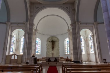 PRİŞTİNE, KOSOVO - 13 Ağustos 2019: Priştine, Kosova 'daki Aziz Teresa Katedralinin İçi