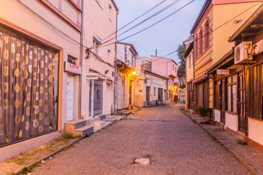 BITOLA, NORTH MACEDONIA - 5 Ağustos 2019: Bitola, Kuzey Makedonya 'daki Stara Charshija (Eski Pazar) caddelerinin akşam manzarası