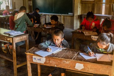 NAMKHON, LAOS - 19 Kasım 2019: Laos 'un Luang Namtha kasabası yakınlarındaki Namkhon köyündeki yerel bir okulda çocuklar