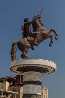 ÜSKÜP, NORTH MACEDONIA - 9 Ağustos 2019: Makedonya 'nın kuzeyindeki Üsküp meydanındaki Büyük İskender (at üzerindeki savaşçı) heykeli