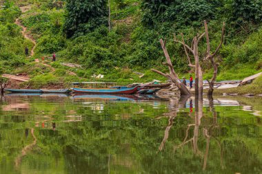 NAM OU, LAOS - 23 Kasım 2019: tekneler Phongsali 'deki Nam Ou nehrinde, Laos