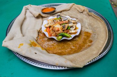 Etiyopya 'da yemek, acı biberli balık ve sebzeli Injera Düz Ekmek