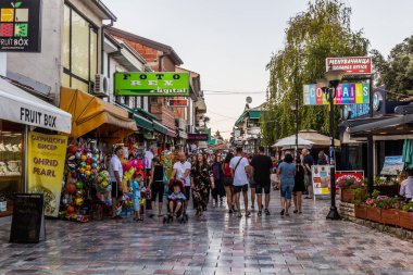 OHRID, NORTH MACEDONIA - 7 Ağustos 2019: Kuzey Makedonya 'nın Ohri kentindeki yaya caddesi