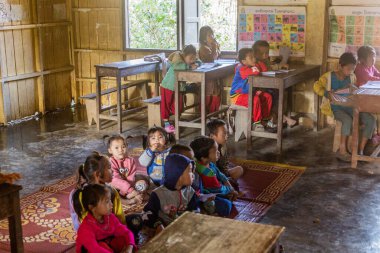 NAMKHON, LAOS - 19 Kasım 2019: Laos 'un Luang Namtha kasabası yakınlarındaki Namkhon köyündeki yerel bir okulda çocuklar