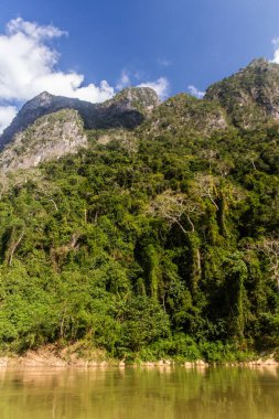 Muang Ngoi Neua köyü yakınlarındaki Nam Ou nehrinin Rocky sahili, Laos.