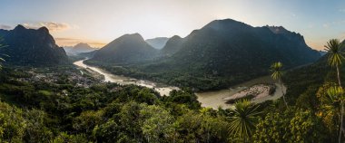 Phanoi bakış açısından Muang Ngoi Neua köyü ve Nam Ou nehrinin günbatımı panoramik manzarası, Laos