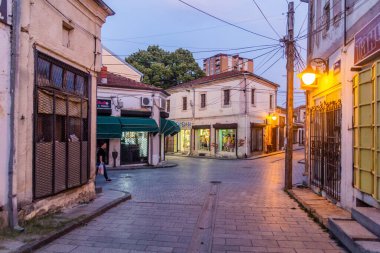 BITOLA, NORTH MACEDONIA - 5 Ağustos 2019: Bitola, Kuzey Makedonya 'daki Stara Charshija (Eski Pazar) caddelerinin akşam manzarası