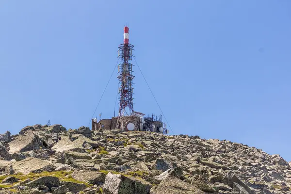 位于马其顿北部Pelister山山顶的发射机 — 图库照片
