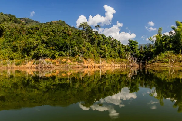Spiegelungen Den Gewässern Des Stausees Nam Laos — Stockfoto