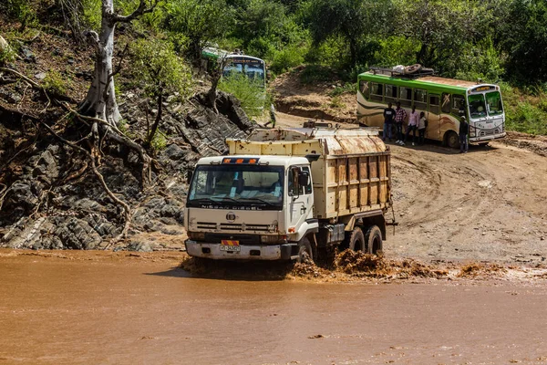 Omo Valley Ethiopia February 2020 Truck Crossing Kizo River Ethiopia — Stock Photo, Image