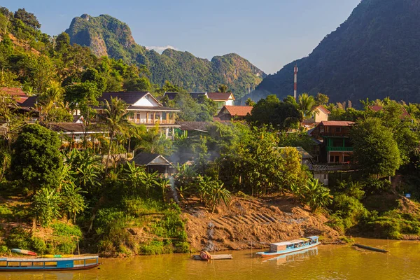 Nong Khiaw Daki Evler Nam Nehrinden Laos Bakıyordu — Stok fotoğraf