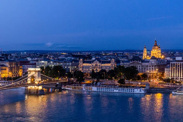 ハンガリーのブダペストにある聖シュテファン大聖堂とSechenyi Lanchid橋の夕景 — ストック写真