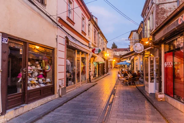 BITOLA, NORTH MACEDONIA - 5 Ağustos 2019: Bitola, Kuzey Makedonya 'daki Stara Charshija (Eski Pazar) caddelerinin akşam manzarası