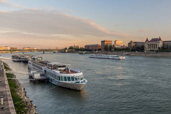 Gemilerde Tuna Nehri Budapeşte Macaristan — Stok fotoğraf