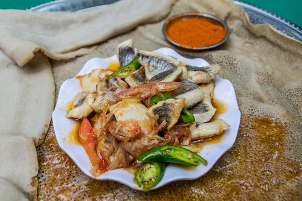 Måltider Etiopien Bitar Fisk Med Chilipeppar Och Grönsaker Injera Platt — Stockfoto