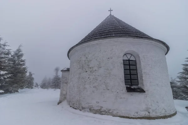 Vista Inverno Capela Kaple Kunstatska Montanhas Orlicke Hory República Checa — Fotografia de Stock