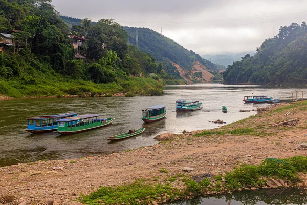 Barche Fiume Nam Città Muang Khua Laos — Foto Stock