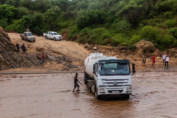 stock image OMO VALLEY, ETHIOPIA - FEBRUARY 4, 2020: Truck stuck in swollen waters of Kizo river, Ethiopia