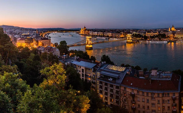 ブダペスト ハンガリーのSechenyi Lanchid橋とドナウ川の夕景 — ストック写真
