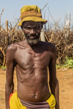 OMORate, ETHIOPIA - 5 Şubat 2020: Omorate, Etiyopya yakınlarındaki köyünde Daasanach kabilesi üyesi