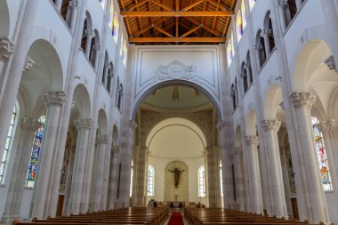 PRİŞTİNE, KOSOVO - 13 Ağustos 2019: Priştine, Kosova 'daki Aziz Teresa Katedralinin İçi