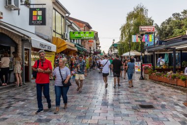 OHRID, NORTH MACEDONIA - 7 Ağustos 2019: Kuzey Makedonya 'nın Ohri kentindeki yaya caddesi