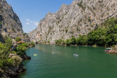 MATKA, NORTH MACEDONIA - 10 Ağustos 2019: Kuzey Makedonya 'daki Matka kanyonunda tekne gezisi