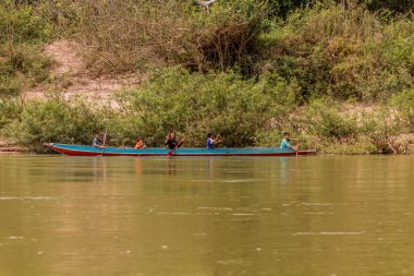 NAM OU, LAOS - 24 Kasım 2019: Luang Prabang vilayetindeki Nam Ou nehrinde tekne