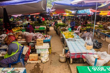 LUANG NAMTHA, LAOS - 15 Kasım 2019: Luang Namtha kasabasındaki pazar manzarası, Laos