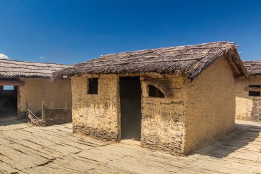 Kemikler Körfezi, tarih öncesi yerleşim yeri, Kuzey Makedonya 'nın Ohri Gölü' nde bronz çağ yerleşiminin yeniden inşası