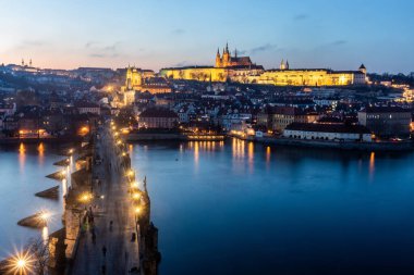 Prag Şatosu ve Çek Cumhuriyeti Prag 'daki Charles Köprüsü manzarası