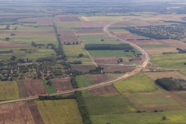 Macaristan, Budapeşte 'nin doğusundaki M4 otoyol şantiyesi ve Peteri köyünün havadan görüntüsü