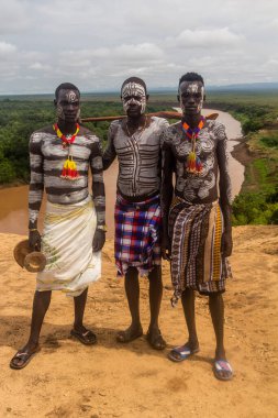 KORCHO, ETHIOPIA - 4 Şubat 2020: Etiyopya 'daki Korcho köyü yakınlarındaki Omo nehrinin yukarısındaki Karo kabilesi üyeleri