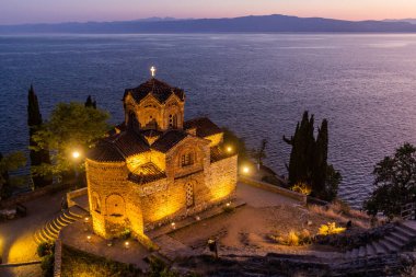 Kuzey Makedonya 'daki Ohri Gölü yakınlarındaki Kaneo' daki St. John Kilisesi 'nin akşam manzarası