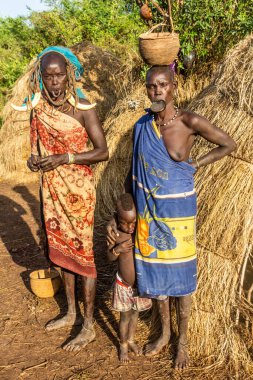 OMO VALLEY, ETHIOPIA - 6 Şubat 2020: Mursi kabilesi kadınları, Etiyopya