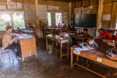 NAMKHON, LAOS - 19 Kasım 2019: Laos 'un Luang Namtha kasabası yakınlarındaki Namkhon köyündeki yerel bir okulda çocuklar