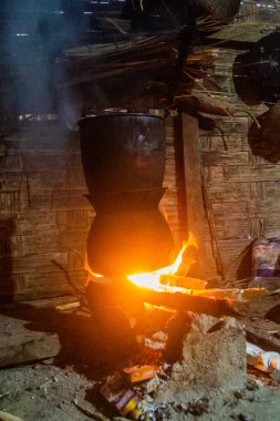 Laos 'un Luang Namtha kasabası yakınlarındaki Namkhon köyündeki bir köyde mutfak.