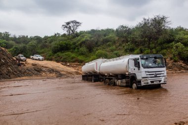 OMO VALLEY, ETHIOPIA - 4 Şubat 2020: Kamyon Etiyopya 'nın Etiyopya eyaletinin Kizo Nehri' nin sularında sıkıştı