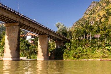 Nong Khiaw, Laos 'taki Nam Ou Nehri' nden geçen köprü.