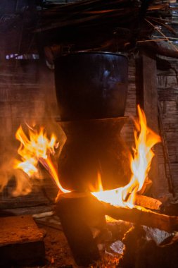 Laos 'un Luang Namtha kasabası yakınlarındaki Namkhon köyündeki bir köyde mutfak.