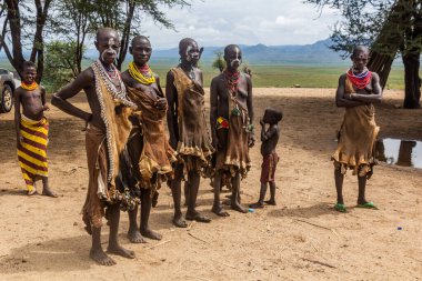 KORCHO, ETHIOPIA - 4 Şubat 2020: Karo kabile kadınları Korcho köyünde, Etiyopya
