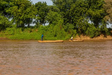 Omorate, ETHIOPIA - 5 Şubat 2020: Etiyopya 'nın Omorate köyü yakınlarındaki Omo nehrindeki Kanolar