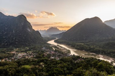 Phanoi bakış açısından Muang Ngoi Neua köyü ve Nam Ou nehrinin günbatımı manzarası, Laos